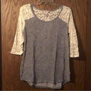 Arizona Junior’s 3/4 Lace Sleeve Top